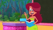 Marina gibt Unterricht am Strand und begr&uuml;&szlig;t ihre Sch&uuml;ler voller Vorfreude.