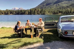 v.l.n.r.: Marie (Felizia Trube), Wolfgang (Matti Schmidt-Schaller) und Vater (Bernhard Sch&uuml;tz) beim Fr&uuml;hst&uuml;ck.
