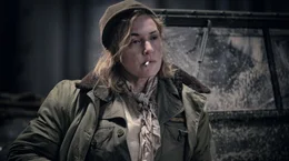 Die Fotografin Lee Miller (Kate Winslet) im Angesicht des Schreckens an der Front.