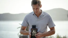 Der K&uuml;nstler Roland Penrose (Alexander Skarsg&aring;rd) schie&szlig;t ein Foto von seiner Muse.