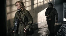 Das Fotografenduo Lee Miller (Kate Winslet, li.) und Davy Scherman (Andy Samberg, re.) sind unerm&uuml;dlich.