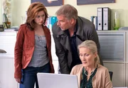 ARD HEITER BIS TÖDLICH - NORDISCH HERB, FOLGE 8 (WH), "Ruhe sanft", am Dienstag um 18:50 Uhr im ERSTEN. Heidi Thorwald (Hedi Kriegeskotte, r.) spielt Nora (Loretta Stern, l.) und Jon (Frank Vockroth, M.) die Aufzeichnung der Überwachungskamera von der Mordnacht vor. ARD HEITER BIS TÖDLICH - NORDISCH HERB, FOLGE 8 (WH), "Ruhe sanft", am Dienstag um 18:50 Uhr im ERSTEN. Heidi Thorwald (Hedi Kriegeskotte, r.) spielt Nora (Loretta Stern, l.) und Jon (Frank Vockroth, M.) die Aufzeichnung der Überwachungskamera von der Mordnacht vor.