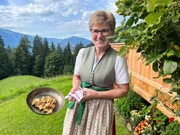 Adelheid Gschoesser mit Pfanne und Breznsuppe am Eggenhof