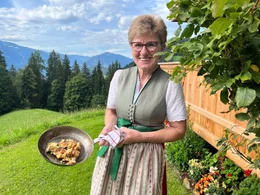 Adelheid Gschoesser mit Pfanne und Breznsuppe am Eggenhof