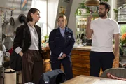 Larissa (Ilka Mahrholz, l.) ist zunehmend von Baris' (Metehan Demiröz) Spielchen genervt. In der Mitte Ronja (Theresa Traser). Larissa (Ilka Mahrholz, l.) ist zunehmend von Baris' (Metehan Demiröz) Spielchen genervt. In der Mitte Ronja (Theresa Traser).