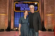 Treten bei "Wer weiß denn sowas?" als Kandidat:innen an: Die Radio- , TV-und Eventmoderatorin Julia Schütze (l.) und der Schauspieler Sky du Mont (r.). Treten bei "Wer weiß denn sowas?" als Kandidat:innen an: Die Radio- , TV-und Eventmoderatorin Julia Schütze (l.) und der Schauspieler Sky du Mont (r.).