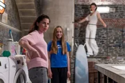 Sina (Valea Scalabrino, l.) ist wenig begeistert, als Larissa (Ilka Mahrholz, r.) Amelie (Sophia Guel) gegen sie unterstützt. Sina (Valea Scalabrino, l.) ist wenig begeistert, als Larissa (Ilka Mahrholz, r.) Amelie (Sophia Guel) gegen sie unterstützt.