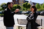 Baris (Metehan Demiröz) überrascht Larissa (Ilka Mahrholz) mit einem Zimmer in seiner WG. Baris (Metehan Demiröz) überrascht Larissa (Ilka Mahrholz) mit einem Zimmer in seiner WG.