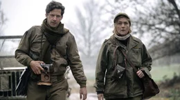 Das Fotografenduo Davy Scherman (Andy Samberg, li.) und Lee Miller (Kate Winslet, re.) gehen an die Grenzen des Zeigbaren.