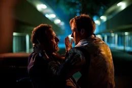 L-R: Shannon (Bryan Cranston), Fahrer (Ryan Gosling)
