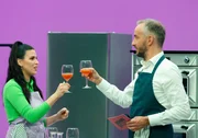 Jan B&ouml;hmermann (r.) mit Salwa Houmsi (l.) in der Sendung "B&ouml;hmi brutzelt".