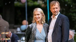 Sophia (Katja Weitzenb&ouml;ck) und ihr Mann Udo (Beat Marti) auf der Hochzeit