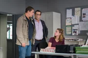 Finn (Sven Martinek, l.) und Lars (Ingo Naujoks, 2.v.l) bitten Nina (Julia Schäfle, r.) um eine Recherche. Finn (Sven Martinek, l.) und Lars (Ingo Naujoks, 2.v.l) bitten Nina (Julia Schäfle, r.) um eine Recherche.