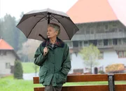 Johanna (Ursula Cantieni) b&uuml;rdet sich zu viel auf.