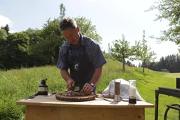 Landwirt Martin Lederer schneidet Steak auf