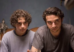 Bero (Samy Abdel Fattah) und sein Bruder Rudko (Zino Gleich) haben Mist gebaut und m&uuml;ssen sich nun daf&uuml;r verantworten.