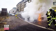 In D&uuml;sseldorf steht mitten auf der Stra&szlig;e ein Auto in Flammen.
