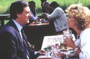 Im Biergarten ahnt Ilse (Ilse Neubauer) noch nicht, dass ihr Josef (Helmut Fischer) begonnen hat, über sein Testament nachzudenken. Im Biergarten ahnt Ilse (Ilse Neubauer) noch nicht, dass ihr Josef (Helmut Fischer) begonnen hat, über sein Testament nachzudenken.