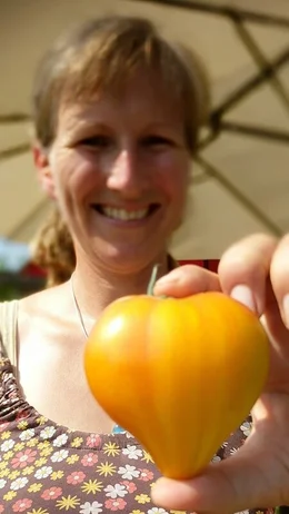Ildik&oacute; Rem&eacute;nyi-Vogt, Begr&uuml;nderin des Projekts City Farm. Ihr Herz schl&auml;gt f&uuml;r alte Gem&uuml;sesorten.