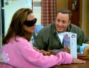 Carrie (Leah Remini) ist wütend, weil sie fünf Tage nach ihrer Augenoperation immer noch nicht sehen kann... Carrie (Leah Remini) ist wütend, weil sie fünf Tage nach ihrer Augenoperation immer noch nicht sehen kann...