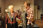 Theres hat einen Modelauftrag bekommen. Von links: Theresa Brunner (Ursula Erber) und Gregor Brunner (Holger M. Wilhelm).