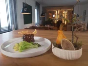 Die Hauptspeise des Tages im Holzfellas Restaurant & Bar in Wiesau: Schweinshaxe mit Essig-Elixier, Brokkoli und einer Pommes Williams. Die Hauptspeise des Tages im Holzfellas Restaurant & Bar in Wiesau: Schweinshaxe mit Essig-Elixier, Brokkoli und einer Pommes Williams.