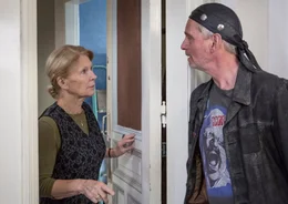 Der entnervte Mark Brodersen (Hans-Uwe Bauer) sucht in seiner Nachbarin Maria (Christiane H&ouml;rbiger) eine Verb&uuml;ndete.