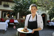 Portrait halbnah von Haubenkoechin Traudi Sigwart mit Wildgerichtw&auml;hrend ServusTVs "H&ouml;chster Genuss im Alpbachtal" im Haubenrestaurant "Sigwarts Tiroler Weinstuben "in Brixlegg, Tirol, &Ouml;sterreich am 28.09.2023