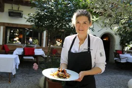 Portrait halbnah von Haubenkoechin Traudi Sigwart mit Wildgerichtw&auml;hrend ServusTVs "H&ouml;chster Genuss im Alpbachtal" im Haubenrestaurant "Sigwarts Tiroler Weinstuben "in Brixlegg, Tirol, &Ouml;sterreich am 28.09.2023