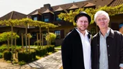 An guuuuten Tagen zaubert Pierre M. Krause eine neue Kurzstrecke aus dem Hut. Wobei den in dieser Ausgabe jemand anderes aufhat: Johannes Oerding empfängt Pierre in seinem Heimatdorf, in dem mutmaßlich mehr Oerdings wohnen, als goldene Schallplatten im Flur seiner Mutter hängen. Nach einer reichlich gedeckten Mittagstafelrunde finanziert die Krankenkasse noch eine Blutsbruderschaft, und dann muss Johannes auch schon wieder los. Es ist Stau angesagt. Irgendein Typ spielt heute Abend in der Lanxess Arena… An guuuuten Tagen zaubert Pierre M. Krause eine neue Kurzstrecke aus dem Hut. Wobei den in dieser Ausgabe jemand anderes aufhat: Johannes Oerding empfängt Pierre in seinem Heimatdorf, in dem mutmaßlich mehr Oerdings wohnen, als goldene Schallplatten im Flur seiner Mutter hängen. Nach einer reichlich gedeckten Mittagstafelrunde finanziert die Krankenkasse noch eine Blutsbruderschaft, und dann muss Johannes auch schon wieder los. Es ist Stau angesagt. Irgendein Typ spielt heute Abend in der Lanxess Arena…