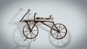 DAS ERSTE FAHRRAD DER WELT - Die von Karl Von Drais erfundene Laufmaschine oder Draisienne hatte keine Pedale oder Bremsen - der Fahrer musste rennen, um Schwung zu gewinnen und dann im Leerlauf zu fahren. DAS ERSTE FAHRRAD DER WELT - Die von Karl Von Drais erfundene Laufmaschine oder Draisienne hatte keine Pedale oder Bremsen - der Fahrer musste rennen, um Schwung zu gewinnen und dann im Leerlauf zu fahren.