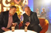 Hubert muss feststellen, dass er den Termin mit Brettschneider und den Abend mit Uschi wohl doch nicht unter einen Hut bekommt. Von links: Frank Brettschneider (Fritz Scheuermann) und Hubert Kirchleitner (Bernhard Ulrich).