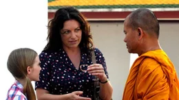ARD Degeto MEIN VERR&Uuml;CKTES JAHR IN BANGKOK, am Sonntag (29.07.18) um 15:00 Uhr im ERSTEN. Sabine (Christine Neubauer) und ihre Tochter Emma (Hanna Heile) lassen sich von einem M&ouml;nch buddhistische Traditionen erl&auml;utern. | &copy;ARD Degeto/Thanaporn Arkmanon
