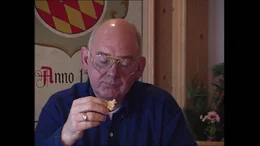 1995: Schroth-Kur in Oberstaufen. Karges Essen dominiert den Alltag. Im Bild: ein Herr versucht, aus einem trockenen St&uuml;ck Kn&auml;ckebrot das Beste zu machen.