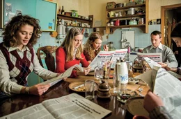 Als junge Frau bewegt sich Marie (Stella Holzapfel, 2.v.l.) in politisch linken Kreisen. Sie rebelliert zusammen mit Michael (Eric Langner), Aino (Nathalie Lucia Hahnen) und Clara (Ruth Weingarten, v.r.) gegen ihren Vater und den Muff der Nachkriegsjahre.