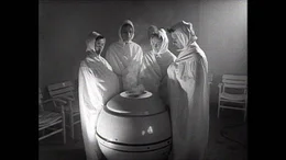Beobachtungen unter deutschen Kurg&auml;sten 1966. Im Inhalatorium atmet eine Gruppe von Kurg&auml;sten feuchte Luft; die Aktion wirkt wie eine religi&ouml;se Zeremonie.