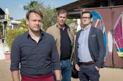 Der tote Heilpraktiker wollte als Zeuge in einem Sorgerechtsprozess aussagen. Sein Auftritt vor Gericht h&auml;tte dem Vater Leif Peters das Sorgerecht f&uuml;r seine kleine Tochter gekostet. V.l.n.r. Leif Peters (Matthias Ziesing), Finn (Sven Martinek), Lars (Ingo Naujoks)