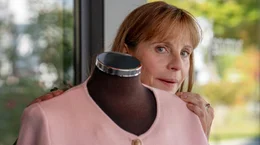 Die Kleptomanin Amelie (Julia J&auml;ger) bringt das gestohlene Kleid zur&uuml;ck.