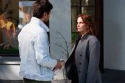 Anna (Marie Zielcke) vertraut ihr Geheimnis Paco (Milos Vukovic) an. Anna (Marie Zielcke) vertraut ihr Geheimnis Paco (Milos Vukovic) an.