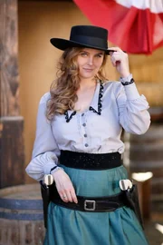 Um den Mordfall eines Cowboys aufzukl&auml;ren, mischt auch Brennan (Emily Deschanel) sich unter die eingeschworene Gemeinschaft der Wild-West-Fans und taucht auf einmal als "Wild Card-Wanda" bei den Wild-West-Spielen auf.