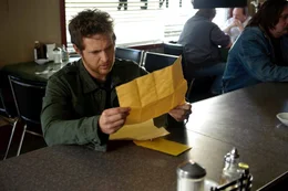 Eric Fox (AJ Buckley) versucht den Schriftsteller, der die Katastrophe vorhergesehen hat, ausfindig zu machen.
