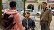 Jonas (Felix van Deventer, M.) bedeutet es viel, dass sein Engagement Fr&uuml;chte tr&auml;gt. Rechts Moritz (Lennart Borchert)