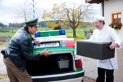 Staller (Helmfried von Lüttichau, links) lässt sich vom Koch des Gasthofs "Ludwig" Erwin Sauer (Karl Fred Müller) das Essen in den Kofferraum stellen. Staller (Helmfried von Lüttichau, links) lässt sich vom Koch des Gasthofs "Ludwig" Erwin Sauer (Karl Fred Müller) das Essen in den Kofferraum stellen.