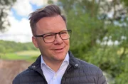 MDR FERNSEHEN EXACTLY: WO BLEIBT UNSER WASSER? 'Flüsse zwischen Klimawandel und Platzgerangel'. Bundesumweltminister Carsten Schneider im Interview mit 'EXACTLY'. Flüsse renaturieren – für Bundesumweltminister Carsten Schneider angesichts des Klimawandels eine Überlebensfrage. MDR FERNSEHEN EXACTLY: WO BLEIBT UNSER WASSER? 'Flüsse zwischen Klimawandel und Platzgerangel'. Bundesumweltminister Carsten Schneider im Interview mit 'EXACTLY'. Flüsse renaturieren – für Bundesumweltminister Carsten Schneider angesichts des Klimawandels eine Überlebensfrage.
