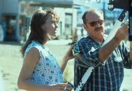 Mit Hilfe der Kellnerin Lori (Robin Wright Penn, l.) versucht Jerry (Jack Nicholson, r.), das Verbrechen aufzukl&auml;ren.