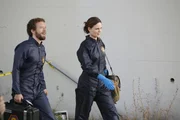 Hodgins (TJ Thyne) und Brennan (Emily Deschanel) bei der Tatortbegehung: In einem umgest&uuml;rzten M&uuml;llwagen wird eine v&ouml;llig verweste Leiche eines seit drei Wochen verschwundenen Jugendlichen gefunden.