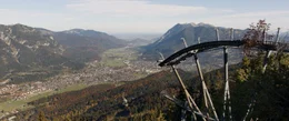ALPENLAND erz&auml;hlt von Menschen, deren Lebensperspektiven zwischen &Ouml;konomie und &Ouml;kologie gegens&auml;tzlicher nicht sein k&ouml;nnten &ndash; und die trotz schwieriger Bedingungen eine tiefe Beziehung zu ihrer Heimat haben.