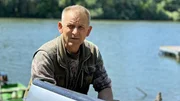 J&aacute;nos T&oacute;th beim Fischen auf dem Thei&szlig;-Fluss. Er gilt als einer der besten Angelgew&auml;sser Ungarns.