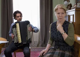 Maria (Christiane H&ouml;rbiger) ist vom Musiktalent des jungen Bero (Samy Abdel Fattah) ganz verzaubert.