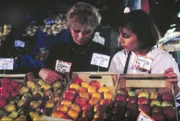 Standlfrau auf dem Viktualienmarkt zu sein, ist doch nicht so einfach, wie sich das Christa (Bettina Redlich, rechts) vorgestellt hat. Den vielen Dingen, die ihr ihre Kollegin (N.N.) erzählt, kann sie kaum folgen... Standlfrau auf dem Viktualienmarkt zu sein, ist doch nicht so einfach, wie sich das Christa (Bettina Redlich, rechts) vorgestellt hat. Den vielen Dingen, die ihr ihre Kollegin (N.N.) erzählt, kann sie kaum folgen...